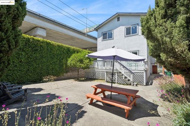 557 33Rd St, Oakland CA: https://media.crmls.org/mediaz/c4bcc182-81e8-4a15-810e-5a6bd197afe8.jpg