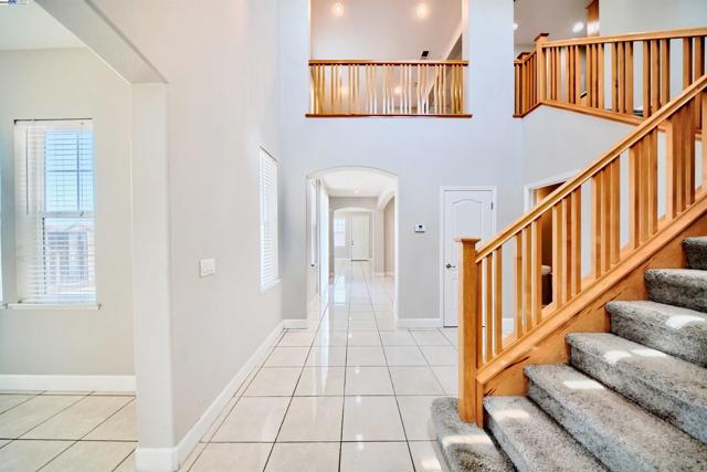 1069 Dry Creek Ct, Lathrop CA: https://media.crmls.org/mediaz/c4bd36d1-4bc2-419f-b3eb-6007eef5d1ee.jpg
