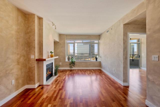 700 W Harbor Dr, San Diego CA: https://media.crmls.org/mediaz/c4be0008-b8a7-44bb-af9e-7e7eacb7a135.jpg