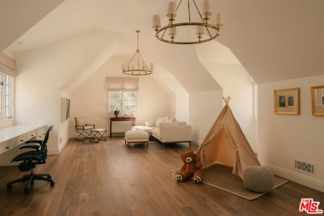 1420 Moraga Drive, Los Angeles CA: https://media.crmls.org/mediaz/c4be073e-6734-4f7f-8751-905b0987f4bd.jpg