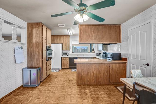 Detail Gallery Image 12 of 38 For 8301 Beaver Lake Dr, San Diego,  CA 92119 - 3 Beds | 2 Baths