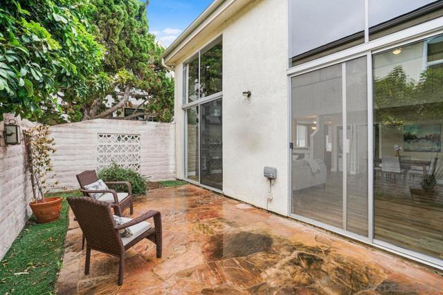 2544 Navarra Dr,  CA: https://media.crmls.org/mediaz/c4becb42-f5bf-4c94-a980-8e0570b1c134.jpg