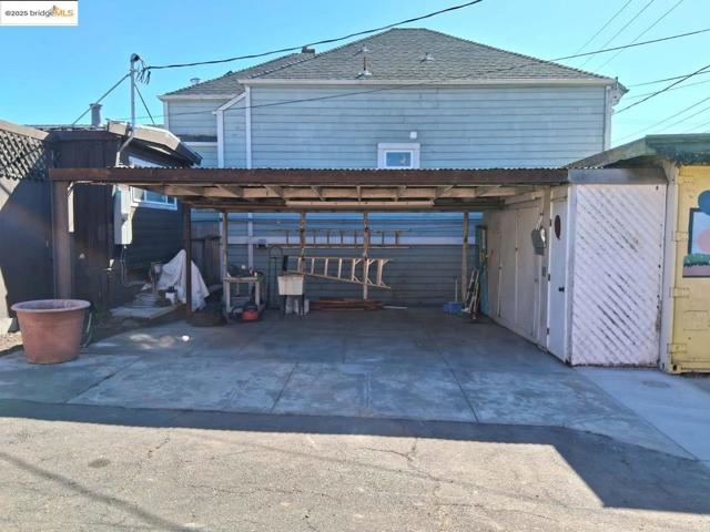 1126 11th AVE, Oakland CA: https://media.crmls.org/mediaz/c4bf5d6a-ce91-4c7a-83b9-96feff21a86e.jpg