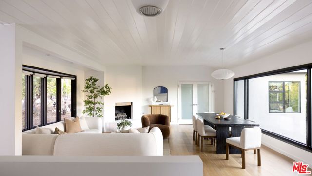 5692 Holly Oak Drive, Los Angeles CA: https://media.crmls.org/mediaz/c4bfb8d0-769e-4dc6-8691-6a43bcbfcb3b.jpg