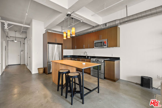 849 S Broadway, Los Angeles CA: https://media.crmls.org/mediaz/c4c027ca-3547-45a7-843d-572a16fd6220.jpg