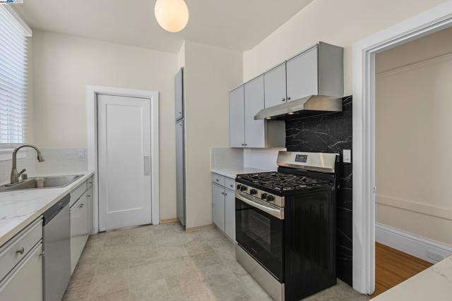 4134 Fulton St, San Francisco CA: https://media.crmls.org/mediaz/c4c11922-2821-4865-9e90-6fa3fd7ac3f7.jpg