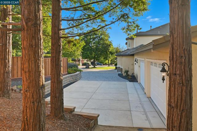 1975 Holly Creek Pl, Concord CA: https://media.crmls.org/mediaz/c4c1d543-b21a-4c68-a5c4-a76e0eefaf25.jpg