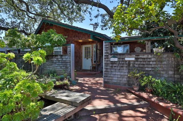 8421 Wayland Lane, Gilroy CA: https://media.crmls.org/mediaz/c4c230e2-53e8-457b-a49d-ab8986ab10a2.jpg