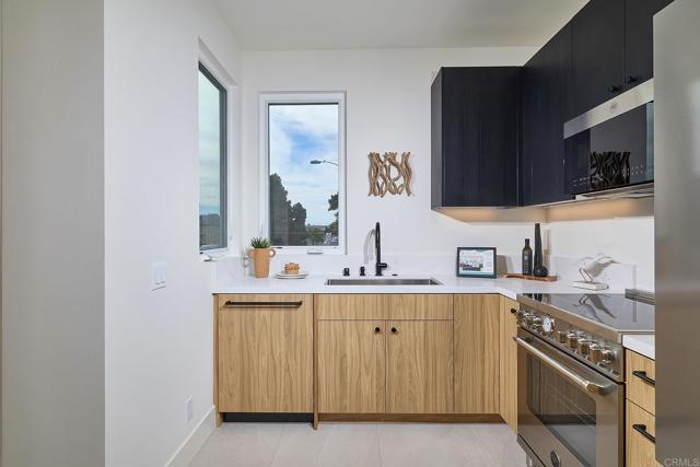 Detail Gallery Image 16 of 30 For 3901 Haines, San Diego,  CA 92109 - 5 Beds | 5 Baths