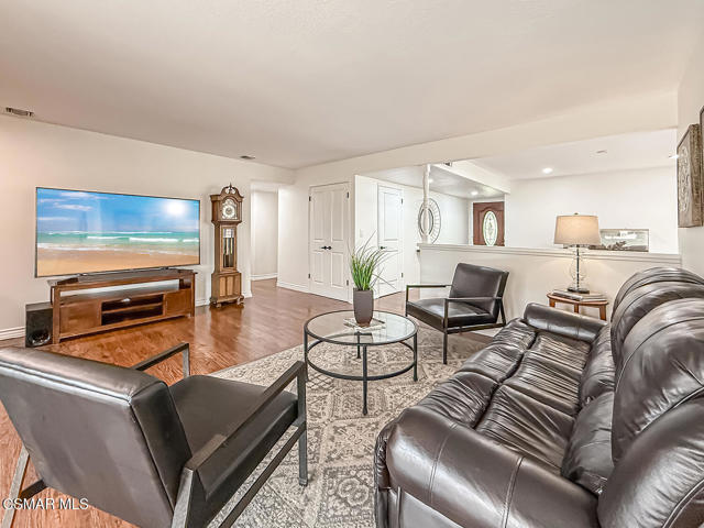 2439 N Lita Place, Simi Valley CA: https://media.crmls.org/mediaz/c4c26e70-d5be-45e6-89bb-4a372c5a7e05.jpg