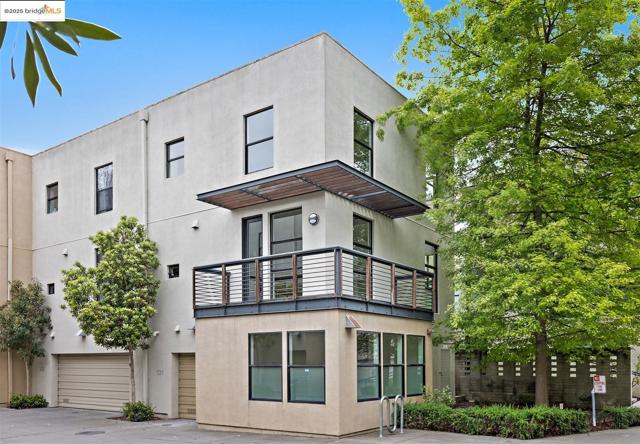 121 City Limits Cir, Emeryville CA: https://media.crmls.org/mediaz/c4c2f9b7-694f-4d73-8626-b98409150ffc.jpg