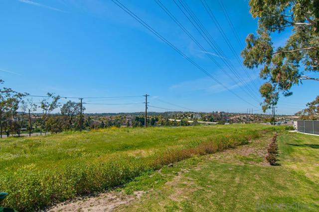 1914 Swallow Ln, Carlsbad CA: https://media.crmls.org/mediaz/c4c3105e-d42d-4baf-b976-e934da0d08be.jpg