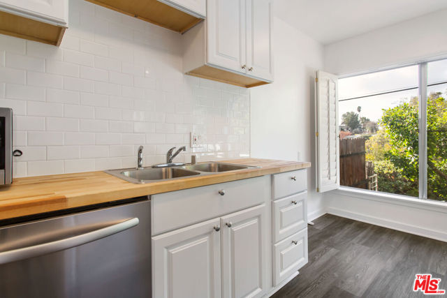 6915 Paseo Del Serra, Los Angeles CA: https://media.crmls.org/mediaz/c4c4258b-24a8-4615-b8ca-19c4d22f777b.jpg