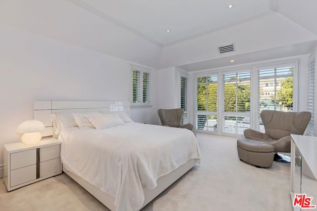 2327 Weybridge Lane, Los Angeles CA: https://media.crmls.org/mediaz/c4c49415-559c-4e63-aba7-c8ed5fd2cb80.jpg