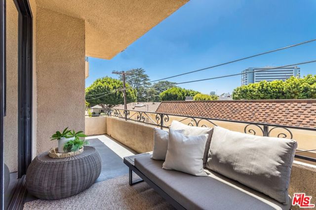 1201 Roxbury Drive, Los Angeles CA: https://media.crmls.org/mediaz/c4c509e1-2e49-445c-98ec-13e039d6c2a2.jpg