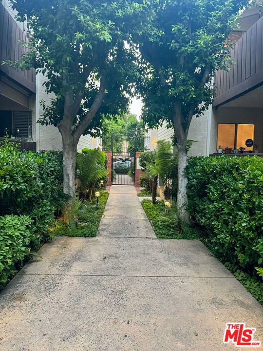 15050 Victory Boulevard, 103 photo 3