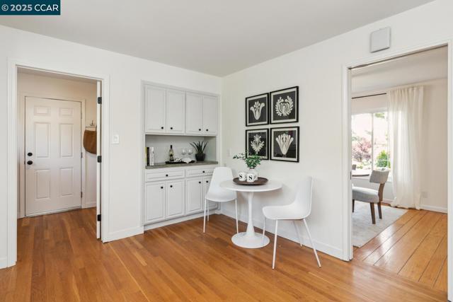 1100 Hillcrest Dr, Lafayette CA: https://media.crmls.org/mediaz/c4c89ccb-7a12-4384-8a57-cd408c11017a.jpg