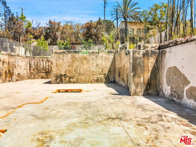 14635 Whitfield Avenue, Pacific Palisades CA: https://media.crmls.org/mediaz/c4c996e7-a569-4412-8e7c-c4650aac242d.jpg