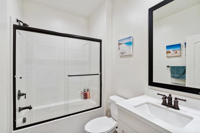 Detail Gallery Image 12 of 34 For 4203 Calle Del Vista, Oceanside,  CA 92057 - 4 Beds | 3 Baths