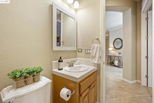 1117 Teal Ct, Brentwood CA: https://media.crmls.org/mediaz/c4ca70d5-f15a-4453-9d5a-c8cdf31fda5b.jpg