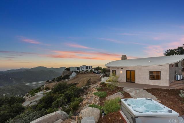 10027 Tall Oak Drive, Escondido CA: https://media.crmls.org/mediaz/c4cae49a-10b4-4144-ba4a-8cd738331b30.jpg