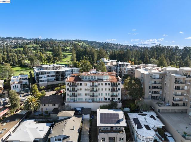 5405 Carlton St, Oakland CA: https://media.crmls.org/mediaz/c4cb8be6-9309-4719-a782-2606c42fd64d.jpg