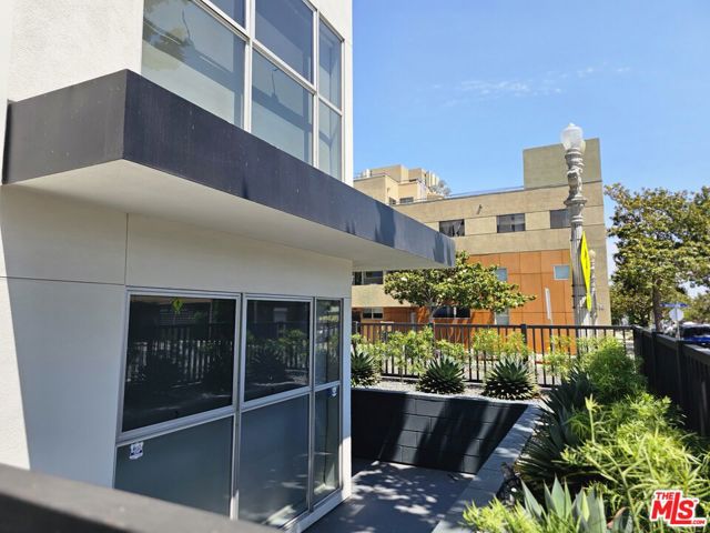 1617 Broadway, Santa Monica CA: https://media.crmls.org/mediaz/c4cc0de7-71c8-45db-b159-9c07b1096315.jpg