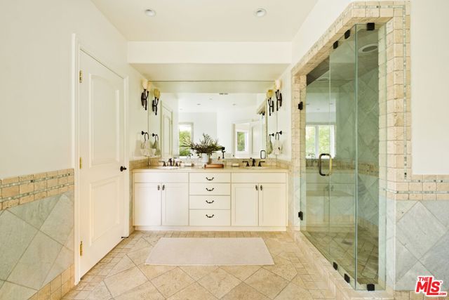 2505 Bowmont Drive, Beverly Hills CA: https://media.crmls.org/mediaz/c4cc5dab-fe7d-4dce-8a3e-0cf627c56152.jpg