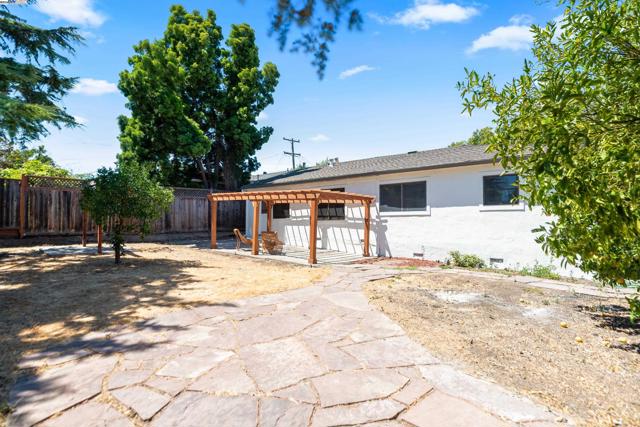 2948 Glenside Dr, Concord CA: https://media.crmls.org/mediaz/c4cc6f44-264e-422b-8338-7c986af232ef.jpg