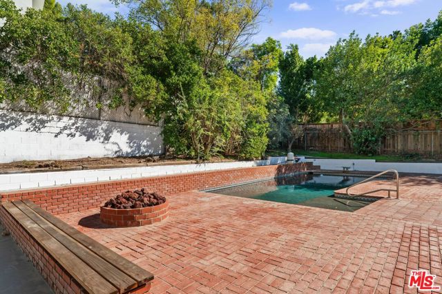 4800 Topeka Drive, Tarzana CA: https://media.crmls.org/mediaz/c4ccbe75-50fa-44a8-bb6e-466b30f8f074.jpg