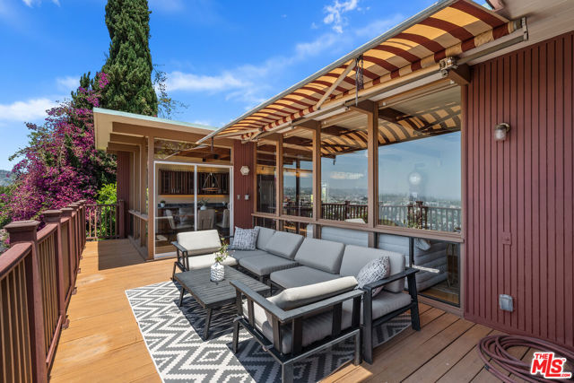 3928 Clayton Avenue, Los Angeles CA: https://media.crmls.org/mediaz/c4cf573e-e798-4d40-8f23-aa2bf3d9760a.jpg