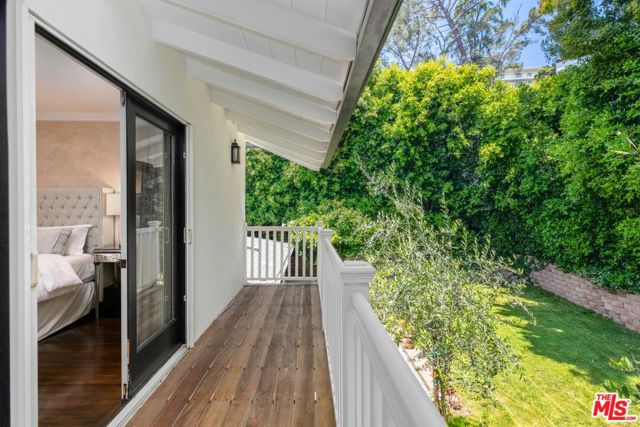 1622 Sunset Plaza Drive, Los Angeles CA: https://media.crmls.org/mediaz/c4d0177a-d85c-4b13-a58a-408770b28f72.jpg