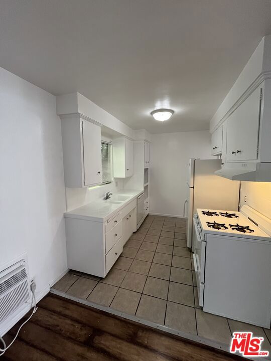 4187 Arch Drive, Studio City CA: https://media.crmls.org/mediaz/c4d1804d-0cb4-4f8f-9e26-1040da69697b.jpg