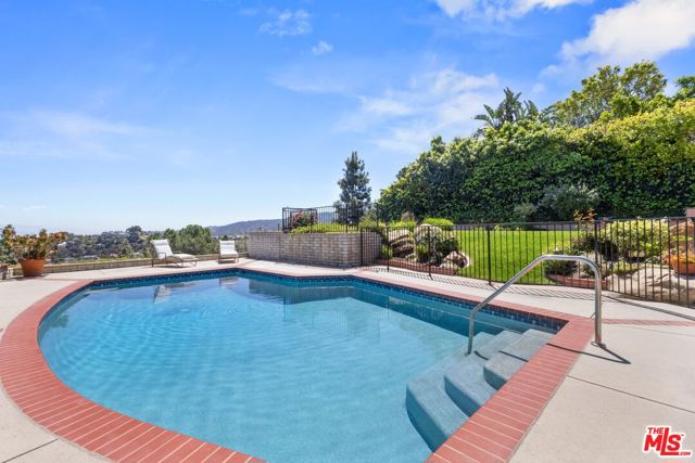 4040 Coldstream Terrace, Tarzana CA: https://media.crmls.org/mediaz/c4d1f3ea-080c-4200-86b0-96b570b6a711.jpg