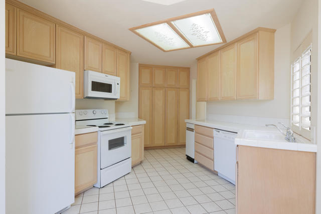 106 Celano Circle, Palm Desert CA: https://media.crmls.org/mediaz/c4d27d4d-5350-4895-894f-4d12eb96e9a2.jpg