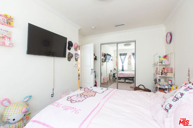 4504 Maplewood Avenue, Los Angeles CA: https://media.crmls.org/mediaz/c4d29de2-0f7f-40e5-b5b2-fc272c3bcaad.jpg