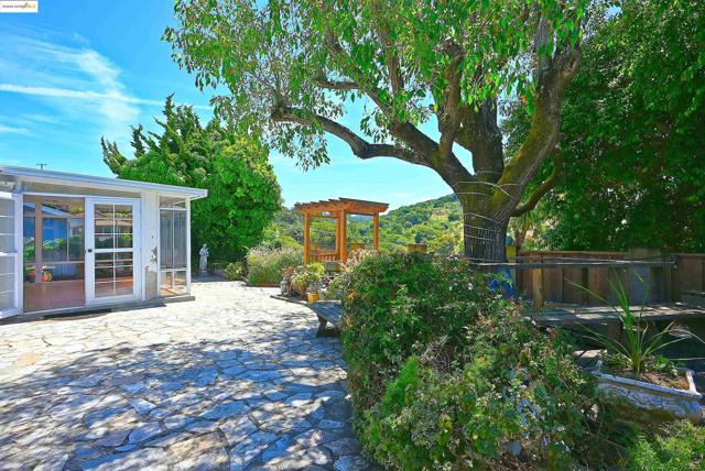 44 Oak Hill Cir, Oakland CA: https://media.crmls.org/mediaz/c4d56daa-cf94-40a0-babd-79b9623c0659.jpg