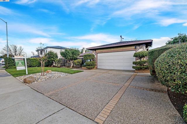576 Emerald St, Livermore CA: https://media.crmls.org/mediaz/c4d60bd4-b83d-425e-b58d-6303c6a96ad2.jpg