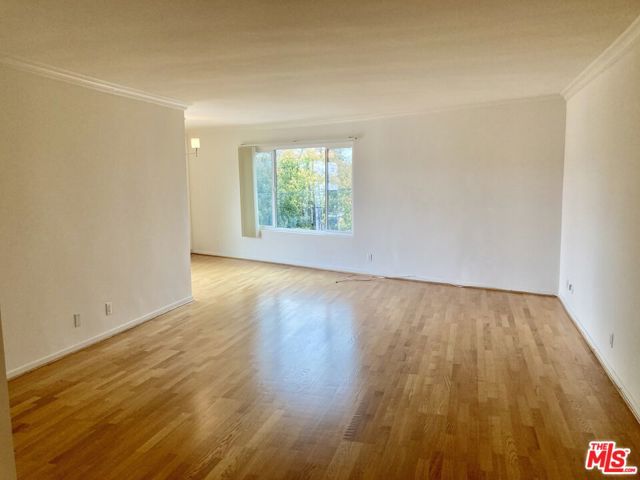 1097 S Bedford Drive, Los Angeles CA: https://media.crmls.org/mediaz/c4d62d9e-7ba0-4274-9fb0-1e083e15fc58.jpg