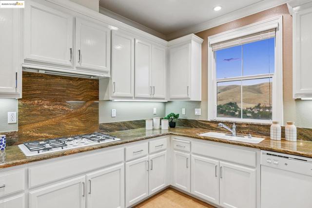 6686 Chalk Hill Ln, Vallejo CA: https://media.crmls.org/mediaz/c4d697f5-963c-490a-af16-410c2e6c03c8.jpg