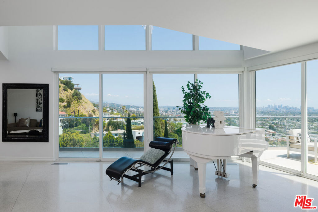 8437 Carlton Way, Los Angeles, CA 90069