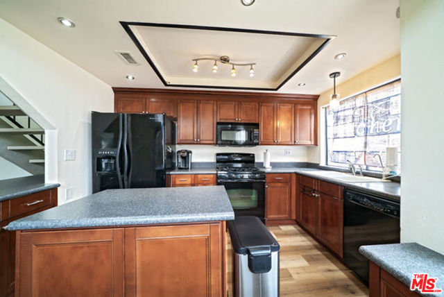 18433 Hatteras Street, Tarzana CA: https://media.crmls.org/mediaz/c4d6eefb-bafd-431a-80d1-8046c28ea2dc.jpg