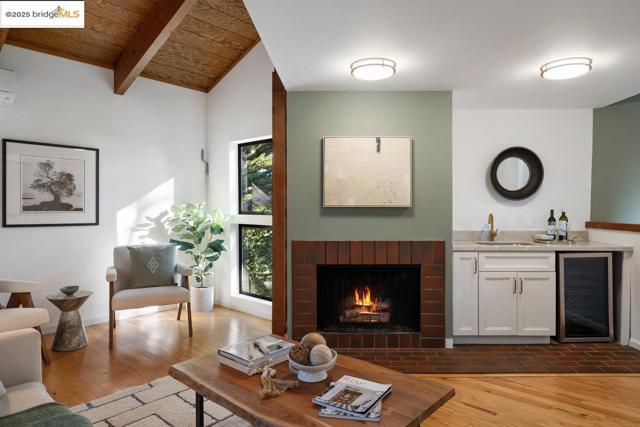 2112 Manzanita Dr, Oakland CA: https://media.crmls.org/mediaz/c4d8bc0f-a06d-49fa-8e61-8e070d481c1c.jpg