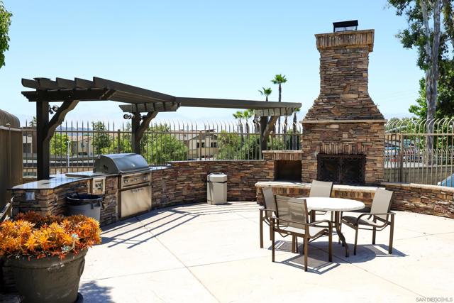5033 Los Morros Way, Oceanside CA: https://media.crmls.org/mediaz/c4d92d5b-94cb-43ef-96c4-85eee9cf46e3.jpg