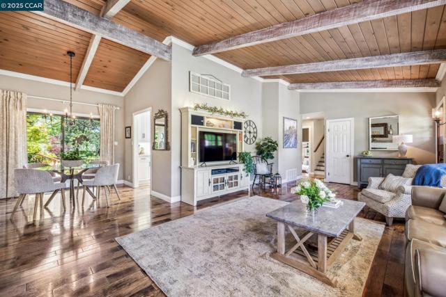 700 Golf Club Way, Pleasant Hill CA: https://media.crmls.org/mediaz/c4d9d9da-112a-4801-a873-d053da0b250a.jpg