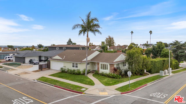 4180 Mount Vernon Drive, View Park CA: https://media.crmls.org/mediaz/c4d9e857-baa5-4863-a9df-6356cea6e5c2.jpg