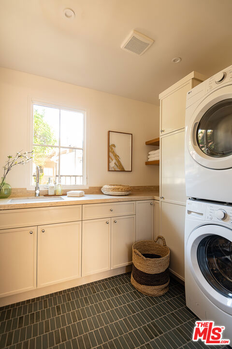 12227 La Maida Street, Valley Village CA: https://media.crmls.org/mediaz/c4daa2b9-cd13-412c-bf8f-0904170cbe52.jpg