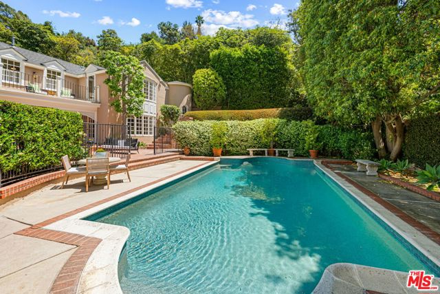 1376 San Ysidro Drive, Beverly Hills CA: https://media.crmls.org/mediaz/c4db5bd3-1a86-4b7e-91ca-0dfaa5a49f49.jpg