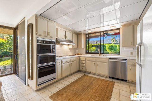 40675 E Thunderbird Terrace, Rancho Mirage CA: https://media.crmls.org/mediaz/c4dc825d-b3b2-4efa-a8e1-f3ed3cddb1e3.jpg