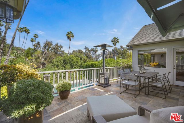 2660 Carman Crest Drive, Los Angeles CA: https://media.crmls.org/mediaz/c4dc9665-86a2-4d0c-8eca-c2fe0ce024f7.jpg